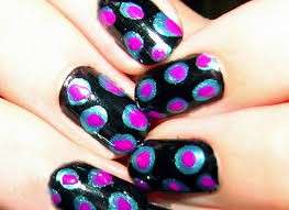 Nail art nera con cerchi blu e rosa