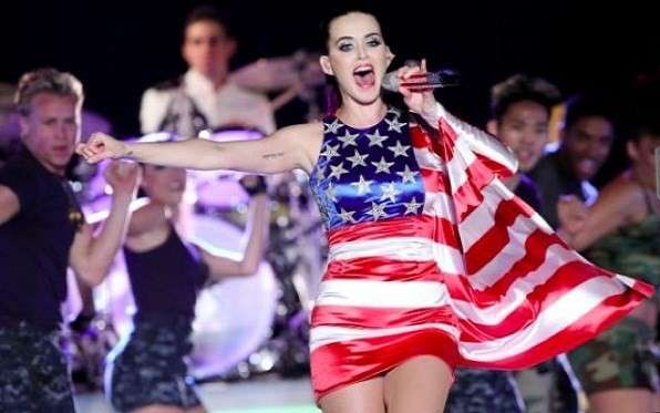 Katy Perry vestita da bandiera americana