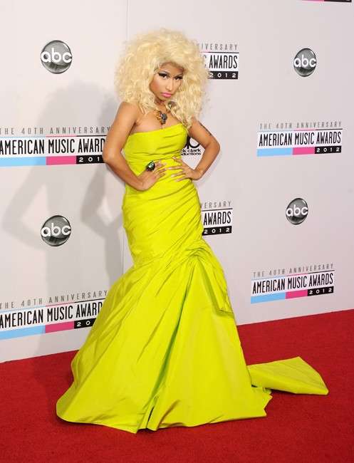 Nicki Minaj con un abito giallo