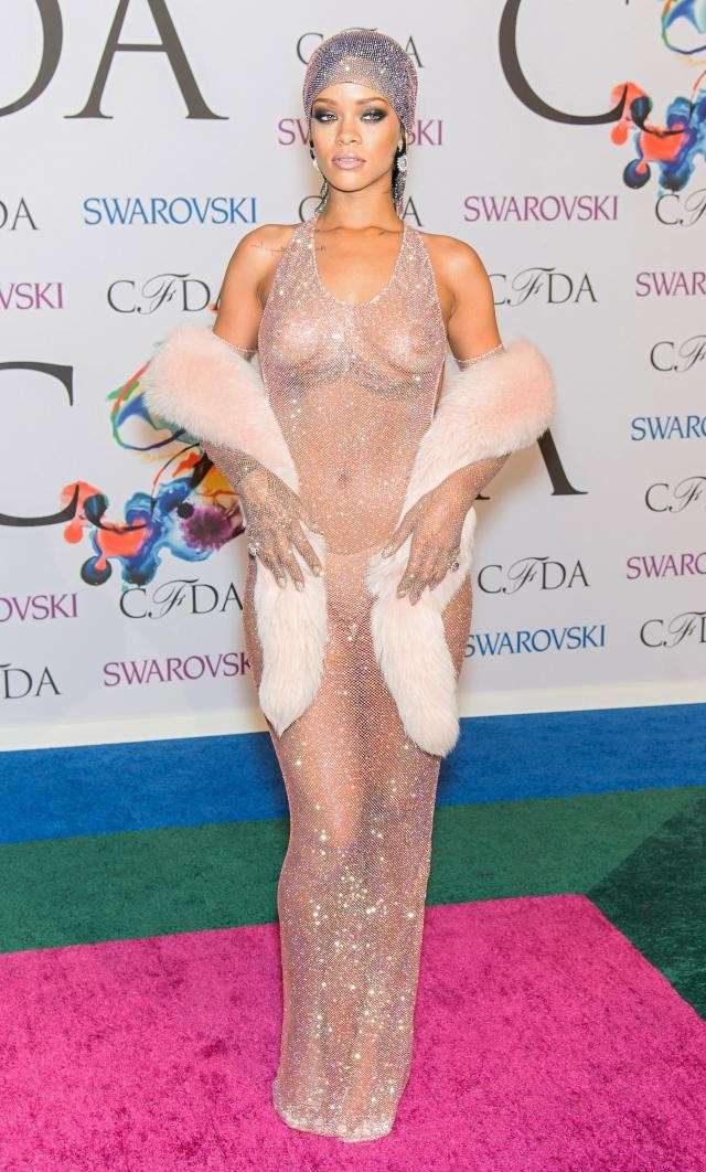Rihanna con nude look