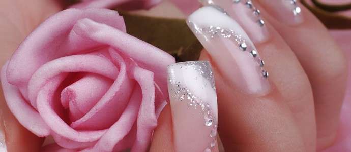 Nail art Rose Quartz con glitter e strass