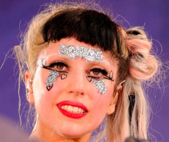 Lady Gaga con makeup eccentrico