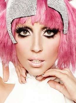 Lady Gaga con makeup da bambola