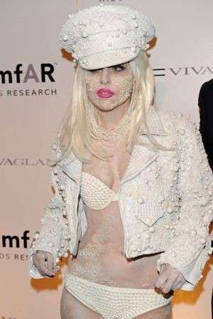 Lady Gaga con gioielli sul viso
