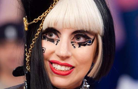 Lady Gaga con make up stravagante