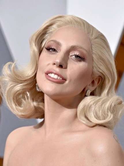 Lady Gaga con makeup beige
