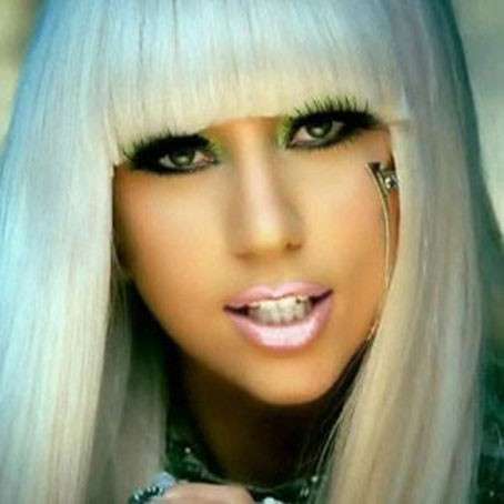 Lady Gaga con makeup di Poker face