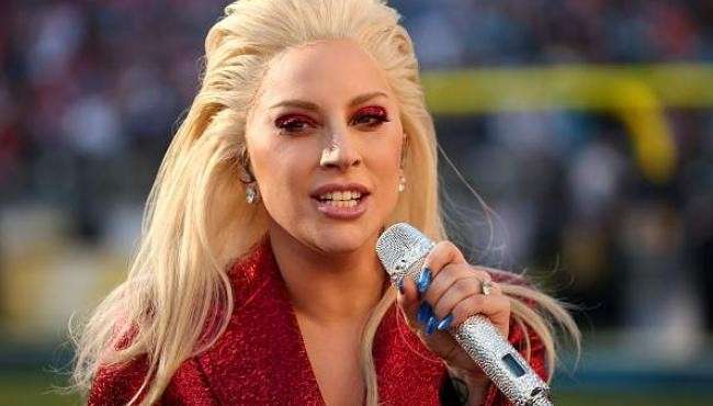 Lady Gaga con makeup rosso