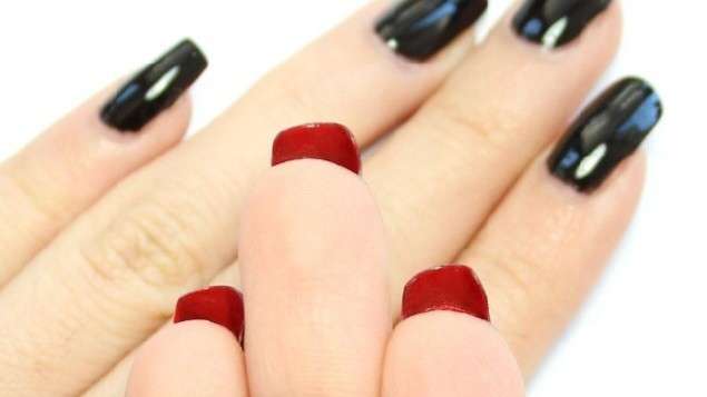 Rosso e nero, i colori della double face manicure