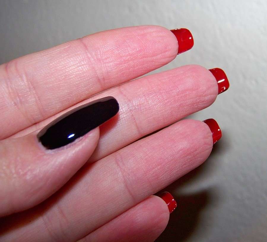 Classica double face manicure nera e rossa