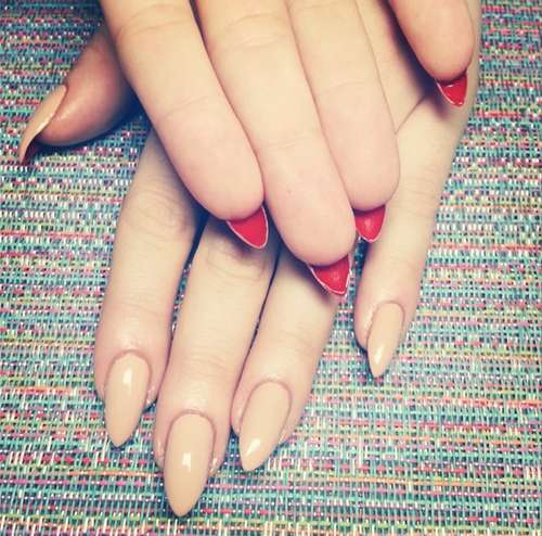 Smalto nude e rosso per la nail art