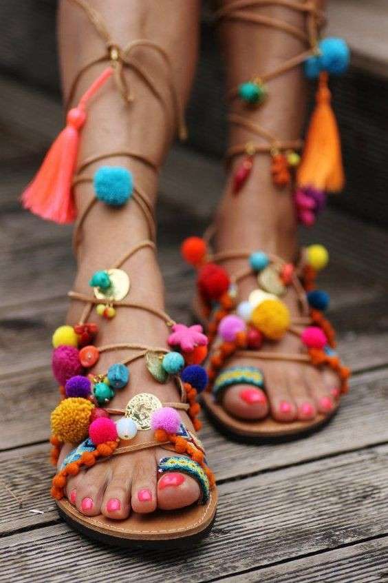 Sandali con ciondoli di collana