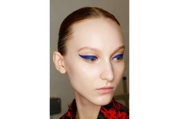 Eyeliner blu per il makeup occhi della primavera 2016