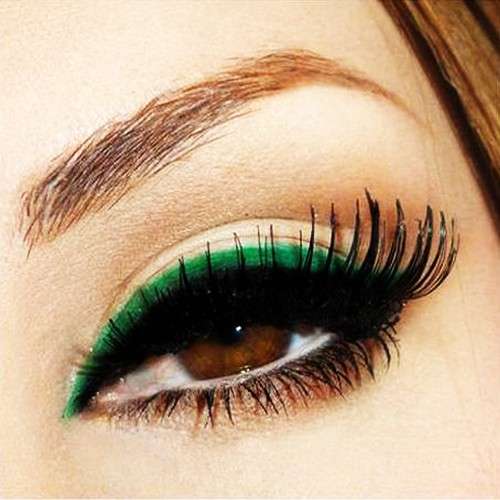 Eyeliner verde e mascara nero