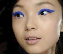 La tendenza dell'eyeliner blu elettrico