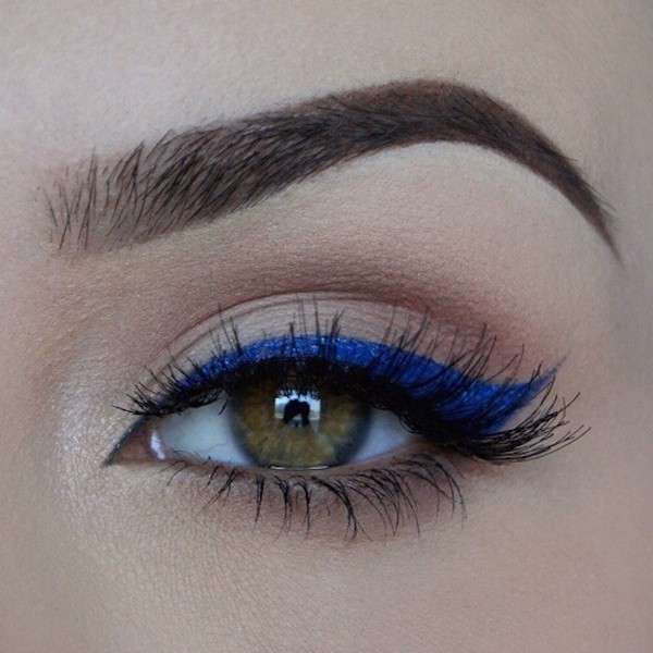 Makeup occhi con eyeliner blu