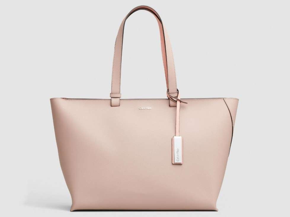 Spaziosa borsa color cipria di Calvin Klein