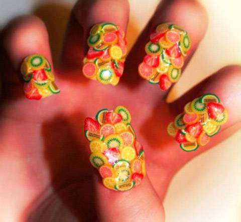 Nail art con frutti multicolor