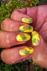 Nail art gialla con ananas
