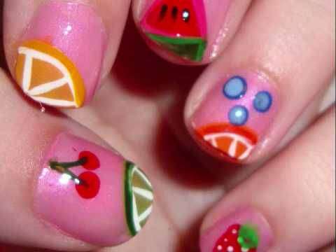 Nail art rosa con frutta
