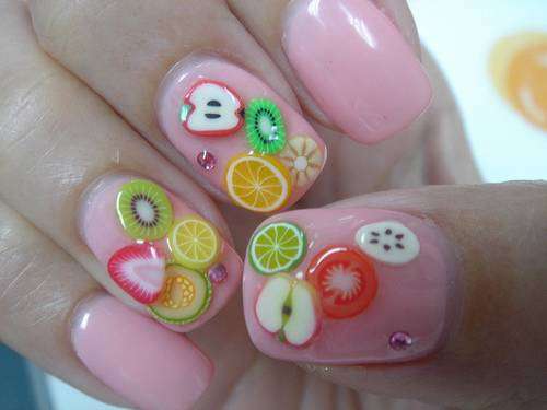 Nail art rosa con frutti
