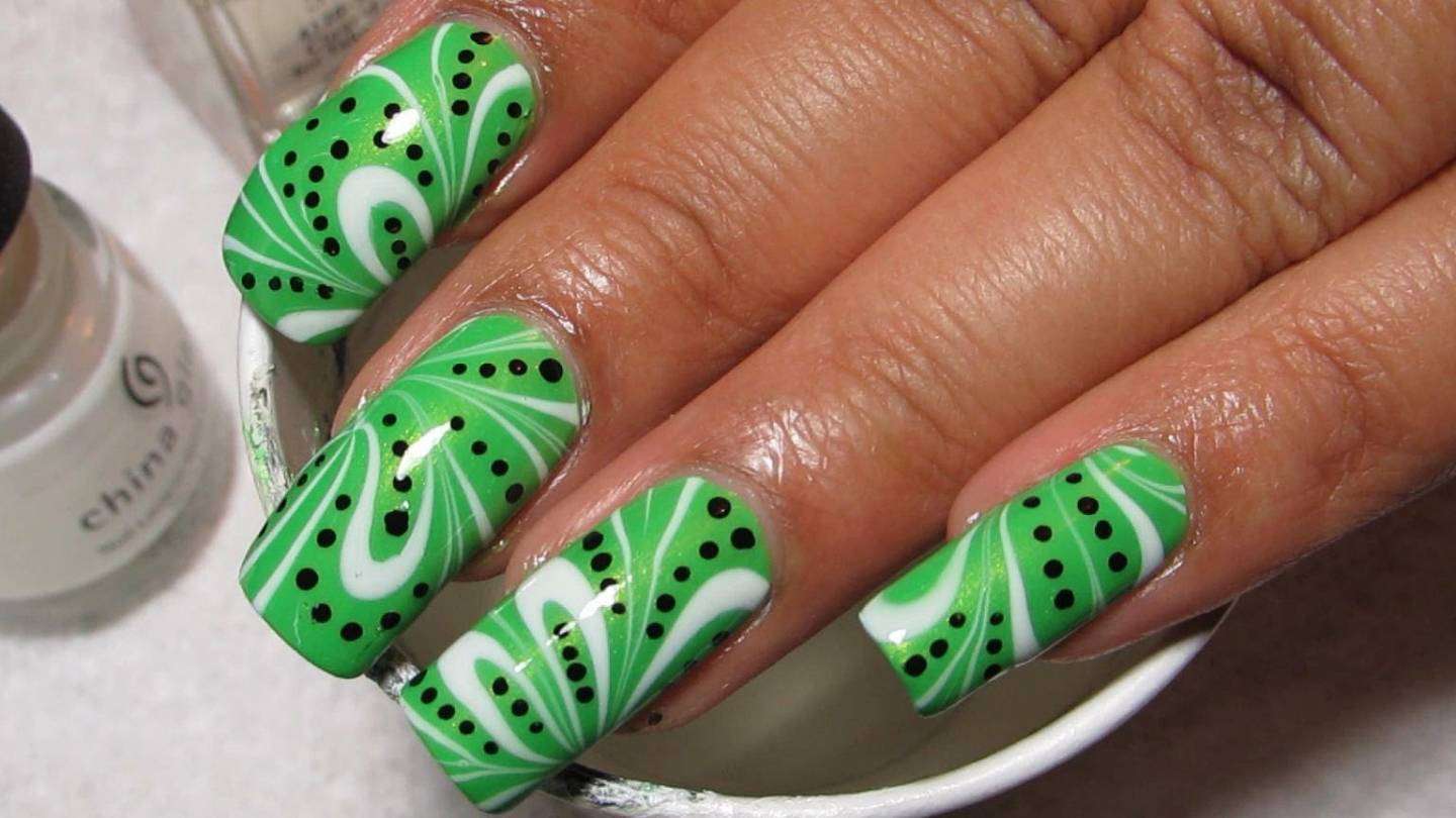 Nail art verde con i kiwi