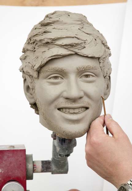 One Direction, scultori all'opera sulle statue di cera!