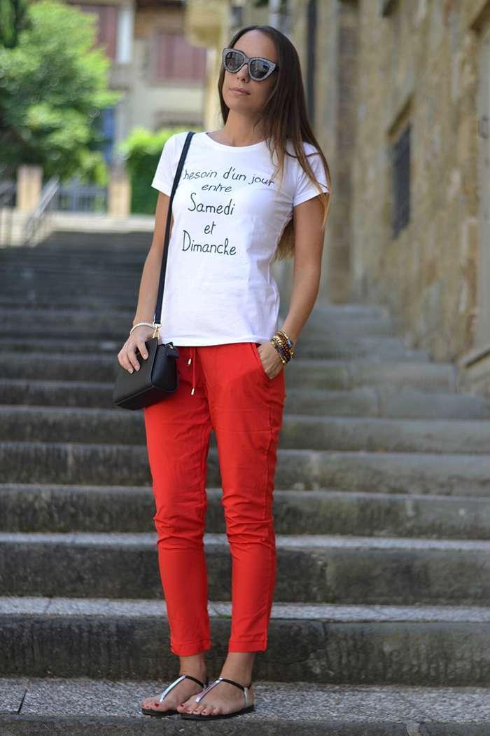 Pantaloni rosso Pantone e t-shirt