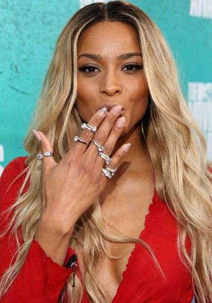 Beyonce con i knuckle ring