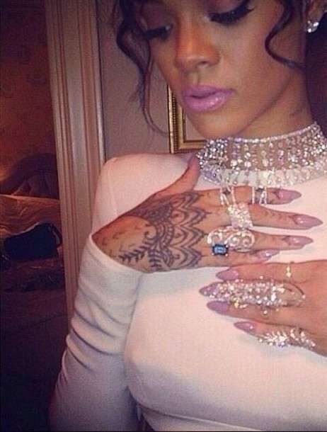 Rihanna adora i knuckle ring