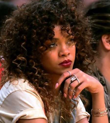 Rihanna indossa i knuckle ring