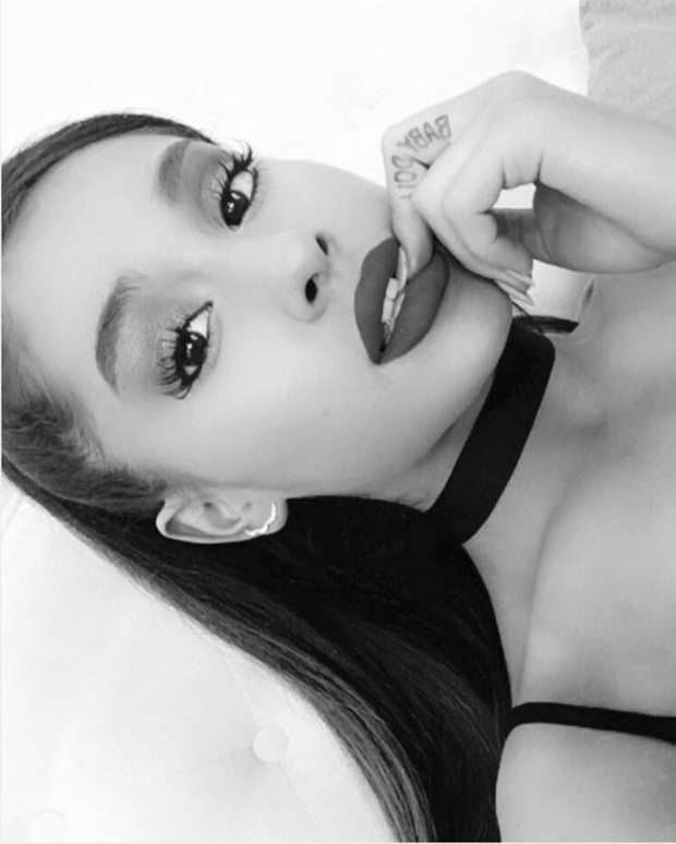 Selfie T-rex di Ariana Grande