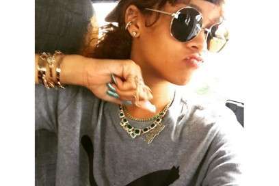 Rihanna e il selfie con la mano