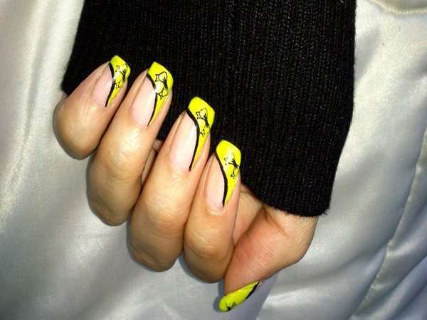 French manicure gialla con fiori