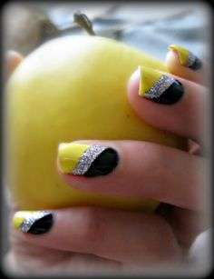 Nail art bicolore gialla e nera con glitter