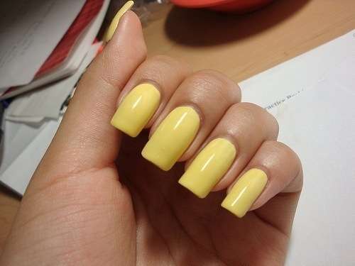 Nail art giallo cipria