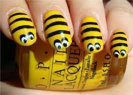 Nail art gialla con ape