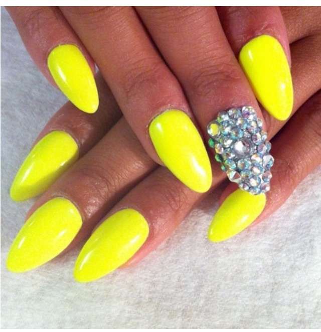 Nail art gialla con applicazioni di Swarovski