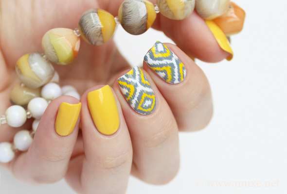 Nail art gialla con decorazioni