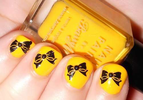 Nail art gialla con fiocchi