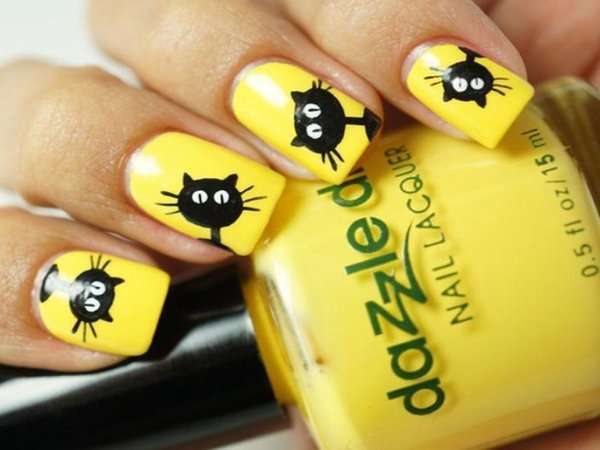 Nail art gialla con gatto nero