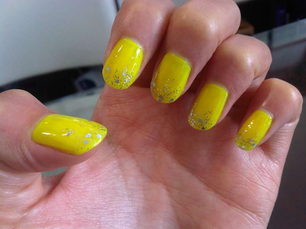 Nail art gialla con glitter