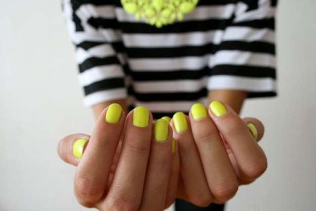 Nail art gialla e maglia a righe