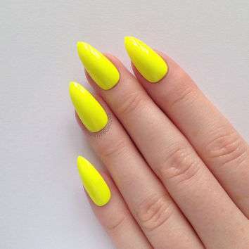 Nail art gialla per l'estate