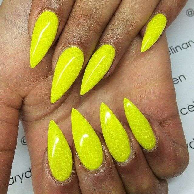 Nail art gialla su unghie affilate