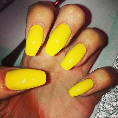 Nail art gialla su unghie squadrate