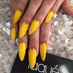 Nail art giallo canarino con strass