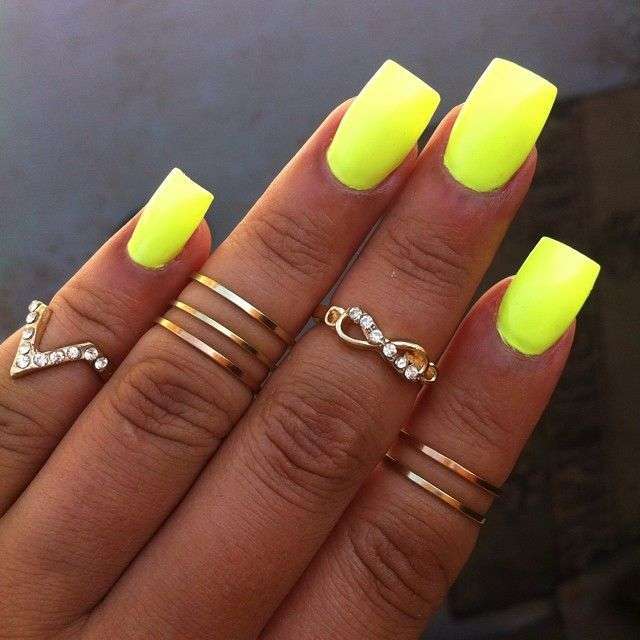Nail art giallo fluo