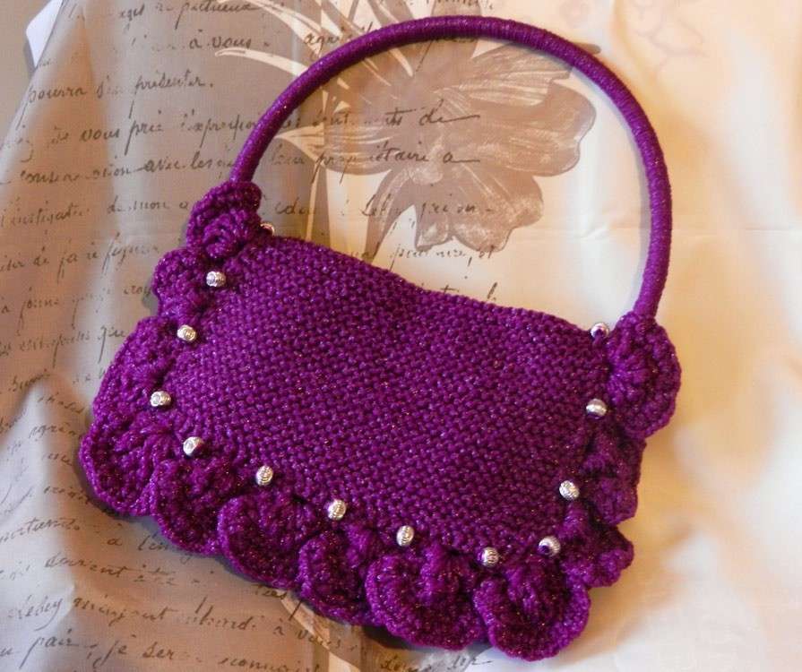 Mini borsa viola fatta a maglia