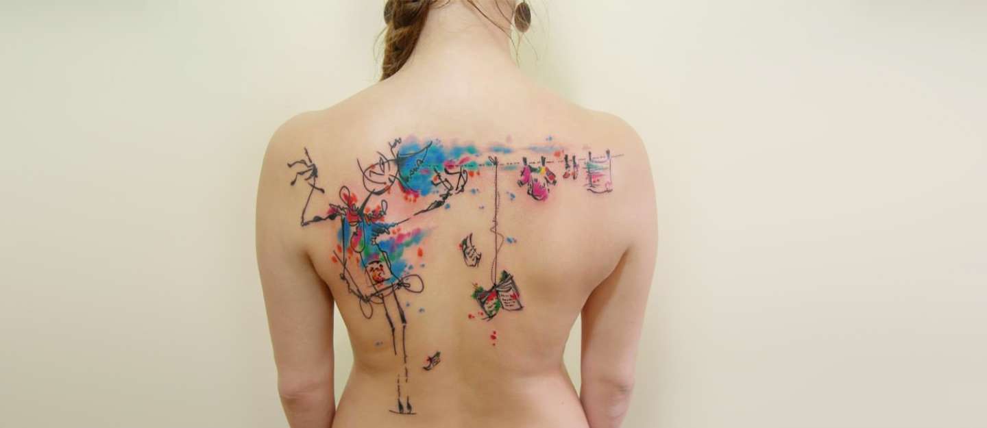Particolare tatuaggio watercolor sulla schiena